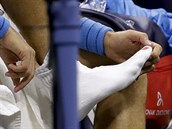 Srbsk tenista Novak Djokovi ml ve finle US Open problmy s krvcejcmi...