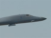 Americký bombardér B-1B Lancer během nízkého průletu nad dráhou mošnovského... Americký bombardér B-1B Lancer během nízkého průletu nad dráhou mošnovského...