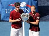 Jamie Murray (vlevo) a Bruno Soares s trofej pro vtze tyhry na US Open.