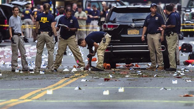 Vyetovatel z FBI na mst sobotn exploze na Manhattanu v New Yorku (19.9.2016).