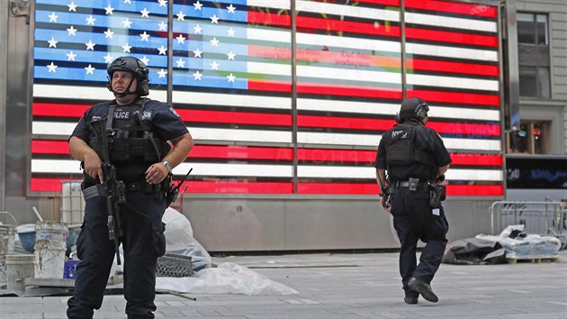 V New Yorku hldaj policist po sobotn explozi na Manhattanu (19.9.2016).