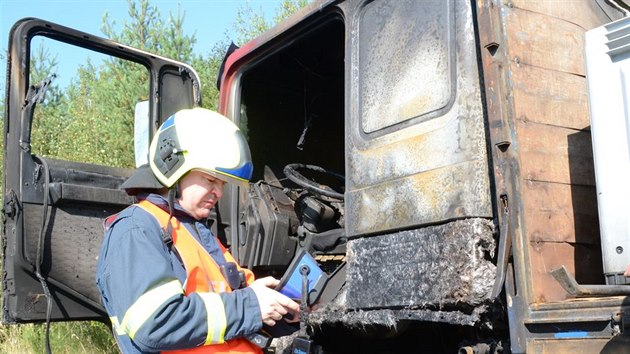 Por zachvtil na D6 nkladn auto pevejc akumultory.