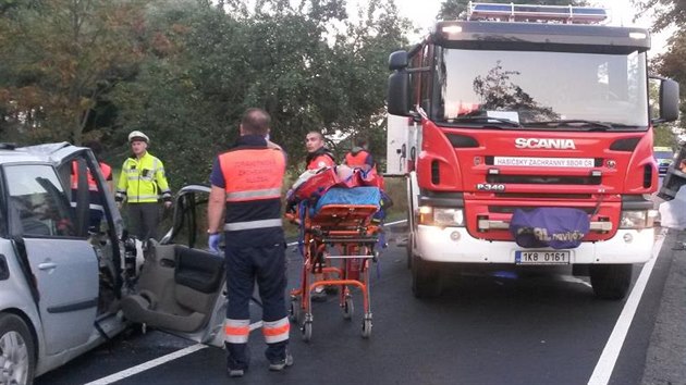 Dv osobn auta a traktor se srazily na rovnm seku silnice mezi Starm Sedlem a Sokolovem.