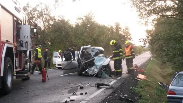 Dv osobn auta a traktor se srazily na rovnm seku silnice mezi Starm Sedlem a Sokolovem.