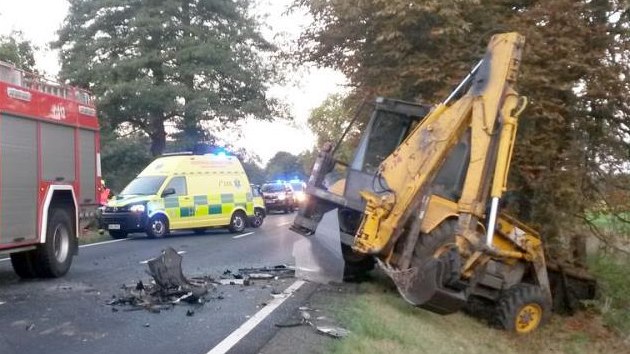 Dv osobn auta a traktor se srazily na rovnm seku silnice mezi Starm Sedlem a Sokolovem.