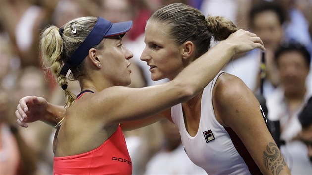 esk tenistka Karolna Plkov (vpravo) gratuluje Nmce Kerberov k titulu na US Open.