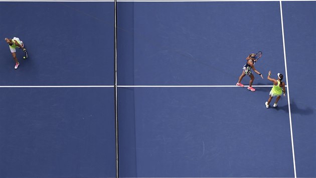 Pohled na kurt pi finle tyhry US Open - vlevo je esk tenistka Lucie afov.