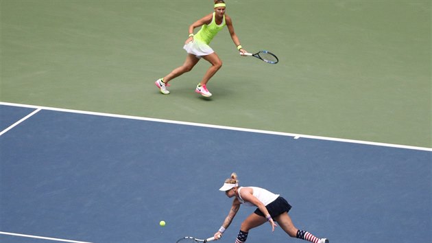 Americk tenistka Bethanie Mattekov-Sandsov hraje volej, zezadu ji jist...