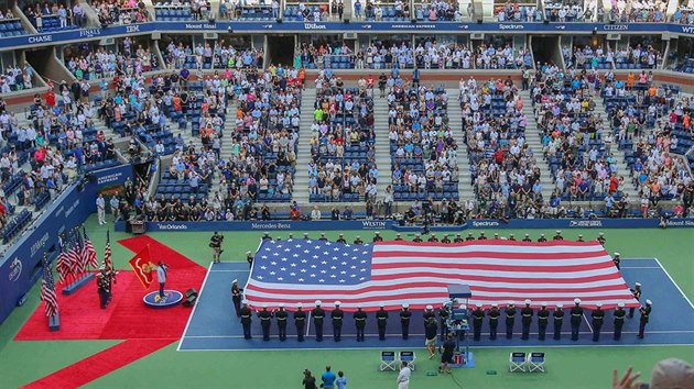 Slavnostn zahjen finle tenisovho US Open mezi Djokoviem a Wawrinkou.