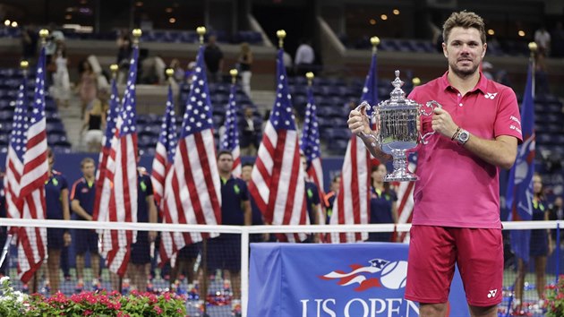 vcarsk tenista Stan Wawrinka pzuje s trofej pro vtze US Open.