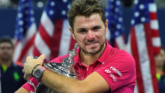 vcarsk tenista Stan Wawrinka lask trofej pro vtze US Open.