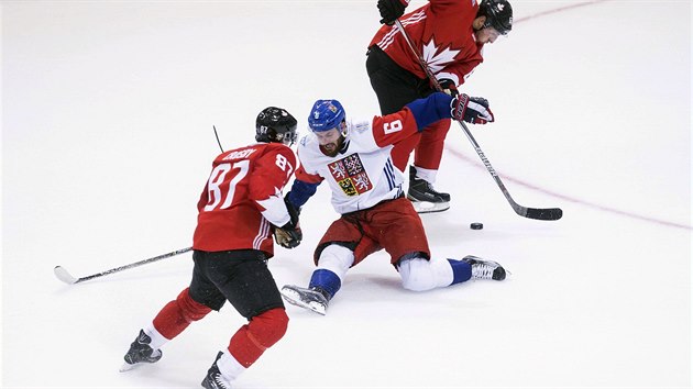 esk obrnce Michal Kempn pad a kanadt hokejist si pihrvaj na dal gl.