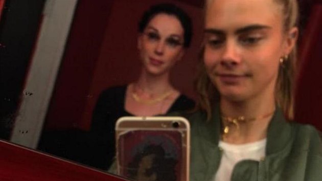 Cara Delevingne pidala ped asem na svj profil na sociln sti pspvek s fotografi, kde je jej tehdej partnerka St. Vincent. A na paprku ped nimi je psno: Nsleduj sv srdce a najde tst.