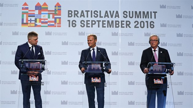 Robert Fico, Donald Tusk a Jean Claude Juncker  na tiskov konferenci po skonen summitu v Bratislav.