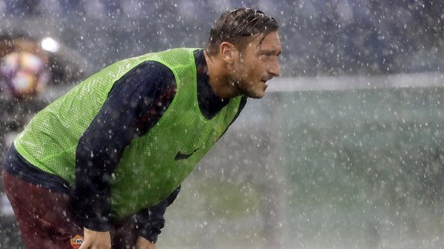 TO JE SLEJVK. Francesco Totti pozoruje jet jako nhradnk dn na hiti bhem zpasu AS m - Sampdoria Janov.