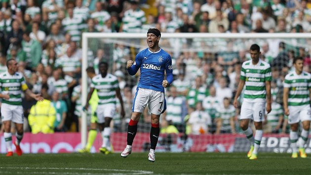 Fotbalista Rangers Joe Garner se raduje z glu na hiti Celtiku Glasgow