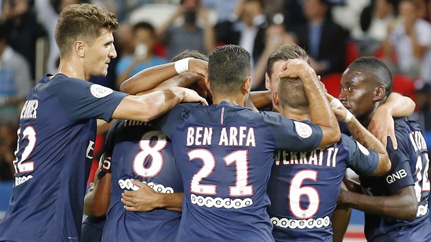Fotbalist paskho Saint-Germain se raduj z glu do st St. tienne.