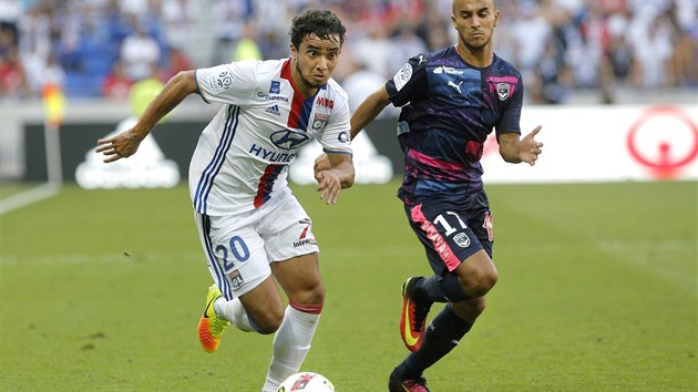 Hr Lyonu Rafael unik v zpase proti Bordeaux Adamu Ounasovi.
