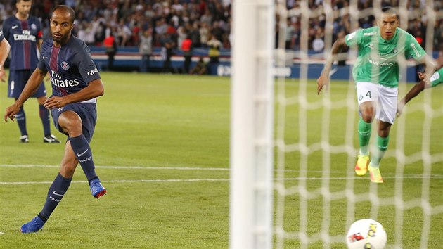 Brazilec Lucas Moura Paris Saint-Germain promuje penaltu proti St. tienne.