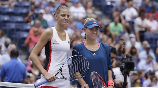 Karolna Plkov se fot s Angelique Kerberovou ped finle tenisovho US Open.