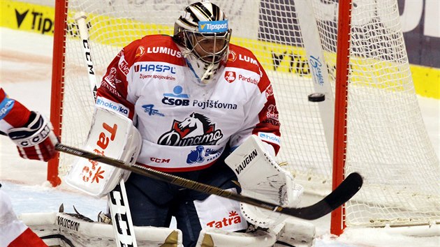 Brankář Jakub Štěpánek sleduje puk při své premiéře za Pardubice.