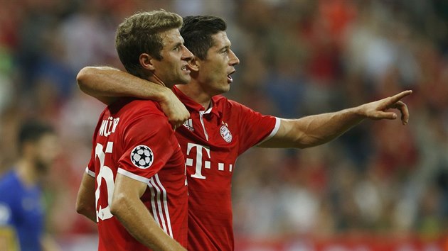 Thomas Mller a Robert Lewandowski slav gl v utkn Ligy mistr mezi Bayernem a Rostovem.