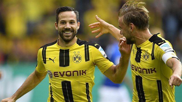 Fotbalista Borussie Dortmund Gonzalo Castro (vlevo) se raduje z glu, kterm otevel skre v utkn nmeck ligy proti Darmstadtu.