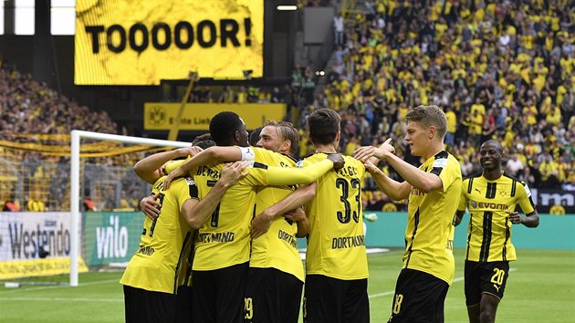 TOOOR! Fotbalist Borussie Dortmund se raduj ze vstelenho glu do st Darmstadtu.