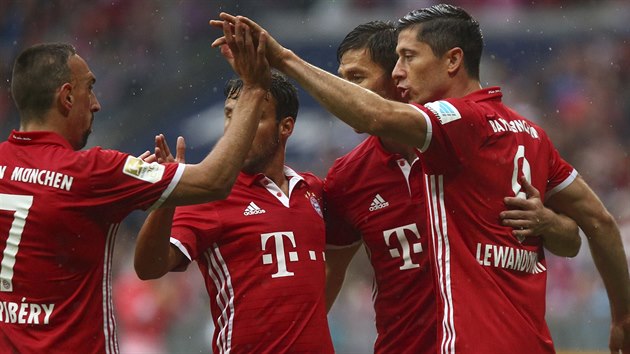 Fotbalist Bayernu Mnichov se raduj z glu, kterm srovnali skre v zpase proti Ingolstadtu.