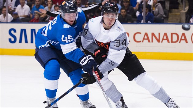 Jeden z tahounů Severní Ameriky Auston Matthews (vpravo) v souboji s Finem Sami Vatanenem.