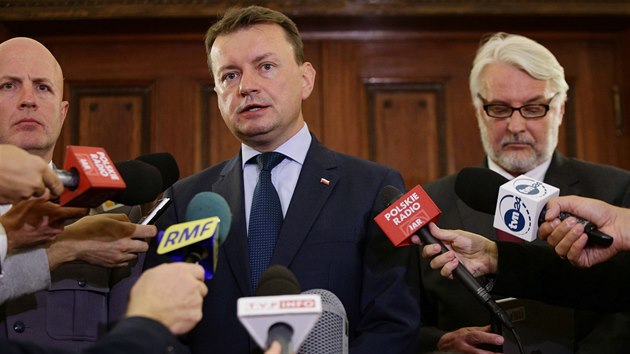 Polsk ministr zahrani Witold Waszczykowski (vpravo) na tiskov konferenci na ambasd v Londn po vrad Arkadiusze Jozwika (5. z 2016)