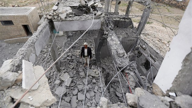 Lid postvaj u trosek po bombardovn letouny ze Sadsk Arbie v jemensk metropoli San. (z 2016)