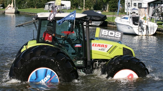 Traktor na obch pneumatikch plul na vodn hladin.