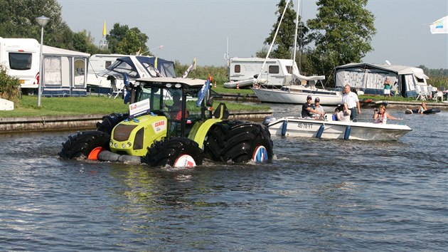Traktor na obch pneumatikch plul na vodn hladin.
