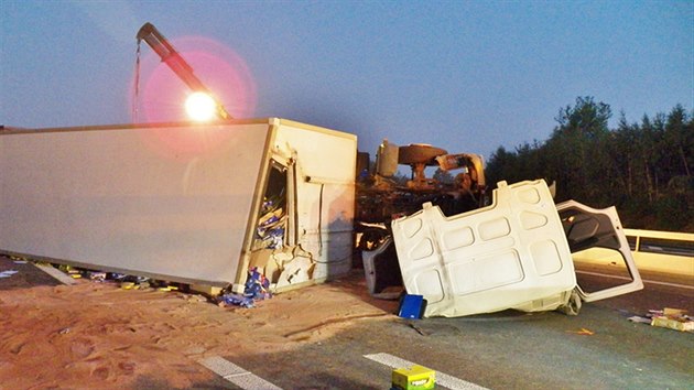 Na D11 se ve stedu pevrtil kamion, uzavel dlnici ve smru na Hradec Krlov (14. z 2016)
