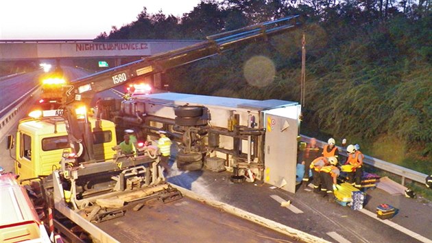 Na D11 se ve stedu pevrtil kamion, uzavel dlnici ve smru na Hradec Krlov (14. z 2016)
