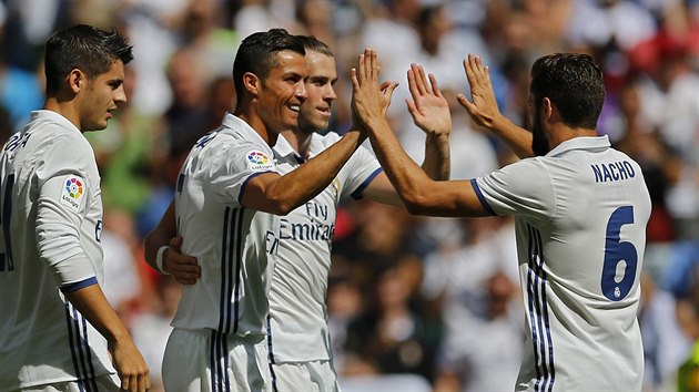 Fotbalist Realu Madrid oslavuj gl Cristiana Ronalda.