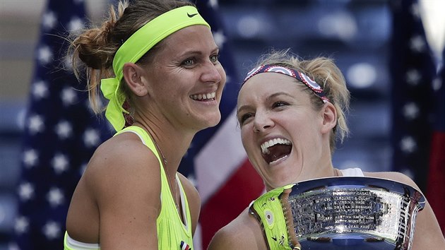 AMPIONKY. Lucie afov (vlevo) a Bethanie Mattekov-Sandsov se raduj z vtzstv na US Open.