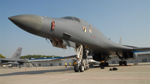 Americk strategick bombardr B-1B na monovskm letiti