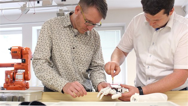 Ruku takto rozebrali a smontovali nesčetněkrát. Najman (vpravo) a Koprnický.