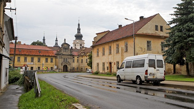 Okol kltera v Doksanech se oproti historickmu snmku vrazn zmnilo.