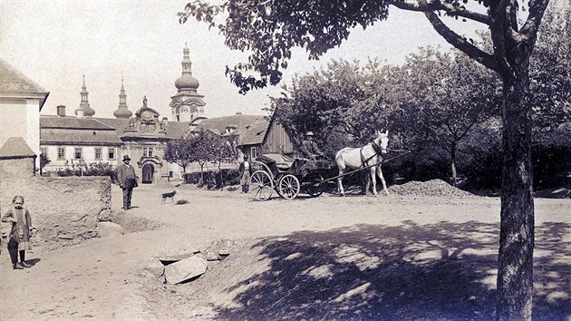 Fotografie arelu v Doksanech pozen Frantikem Krtkm kolem roku 1885, kdy byl bval klter vyuvn jako zmek s pilehlmi zahradami a hospodstvm.