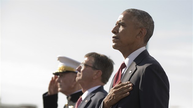 Prezident Barack Obama bhem piety ped budovou Pentagonu (11. z 2016).