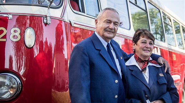 Dopravn podnik v eskch Budjovicch slav 65 let od zahjen autobusov dopravy ve mst. Pi t pleitosti pedstavil nov a modernj logo a ve tvrtek vyslal do ulic erven autobus koda 706 RTO. Na snmku jsou idi Vclav Filip a prvod Bohumila Zkov.