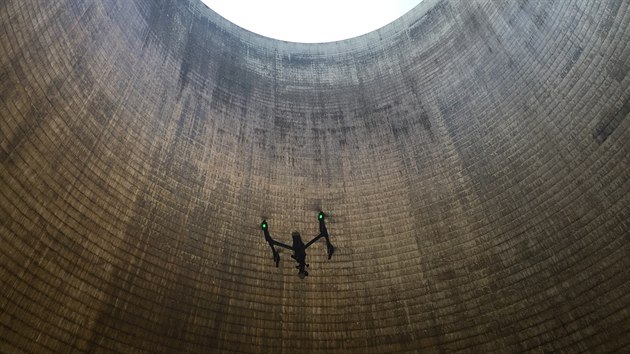 Nejprve se dron dostal pouze do tyiceti metr. elezobetonov konstrukce ve ruila GPS signl.