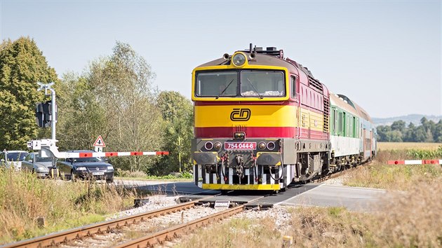 Soust modernizace trati z Budjovic do Volar bylo zabezpeen nkterch pejezd zvorami. Na snmku je ken eleznice a silnice mezi Ronovem a Velnou.