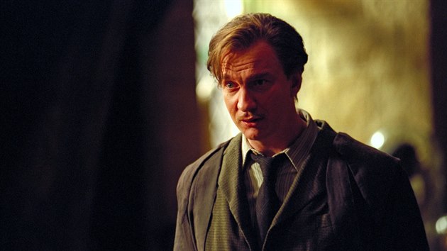 Postava vlkodlaka a uitele Remuse Lupina (David Thewlis) ve filmu Harry Potter a Vze z Azkabanu