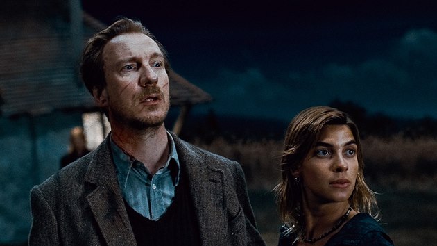 Postavy vlkodlaka a uitele Remuse Lupina (David Thewlis) a bystrozorky Nymfadory Tonksov (Natalia Tena) ve filmu Harry Potter a Relikvie smrti