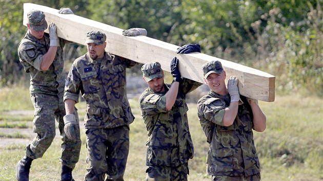 et a slovent vojci ve vykovskm vcvikovm prostoru pi cvien Engineer Rescuers zkoueli, jak zvldnout povodn.