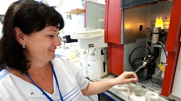 Pracovnci vodrensk laboratoe v Modicch pobl Brna zkoumaj vzorky vody, v n se objevily rizikov bakterie.